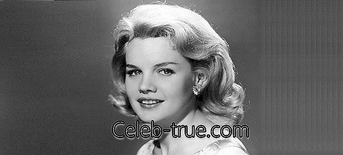 Carroll Baker, ciddi bir dramatik aktris ve sarışın bir bomba olarak popüler olan eski bir Amerikalı aktris