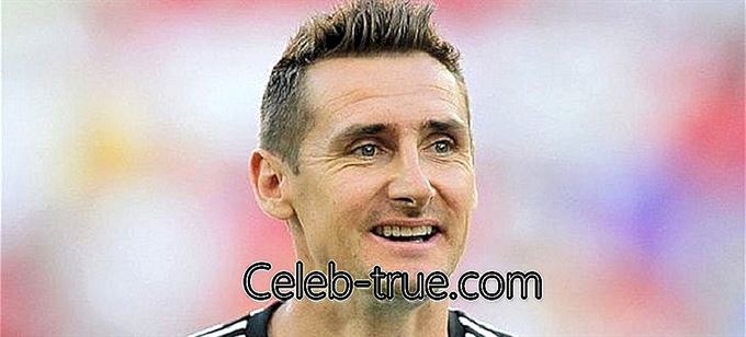 Miroslav Klose je njemački nogometaš rođen u Poljskoj. Ova biografija opisuje njegovo djetinjstvo,
