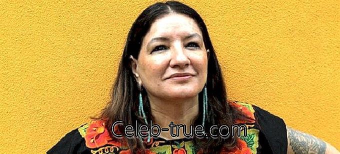 Sandra Cisneros é uma escritora americana conhecida por escrever audaciosamente as realidades e expectativas de mulheres nos EUA e no México